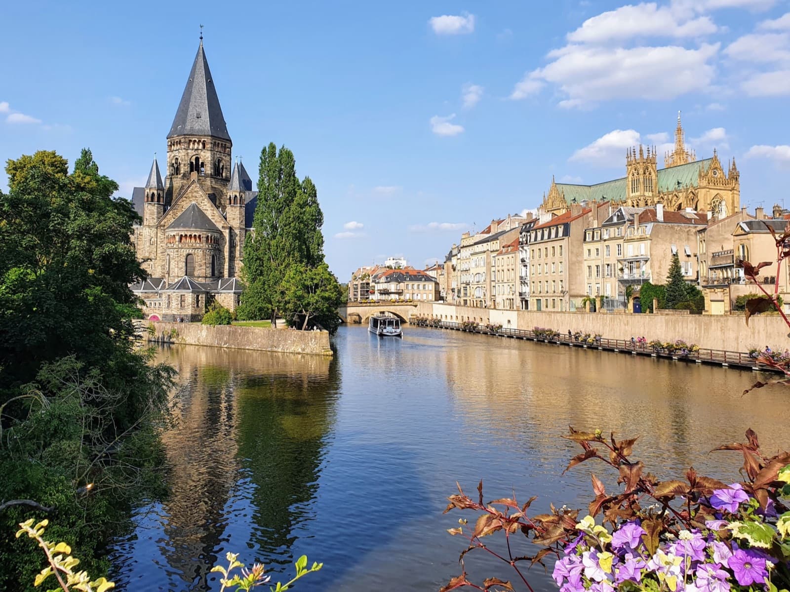 Le Temple Neuf et la cathédrale de Metz au bord de la Moselle