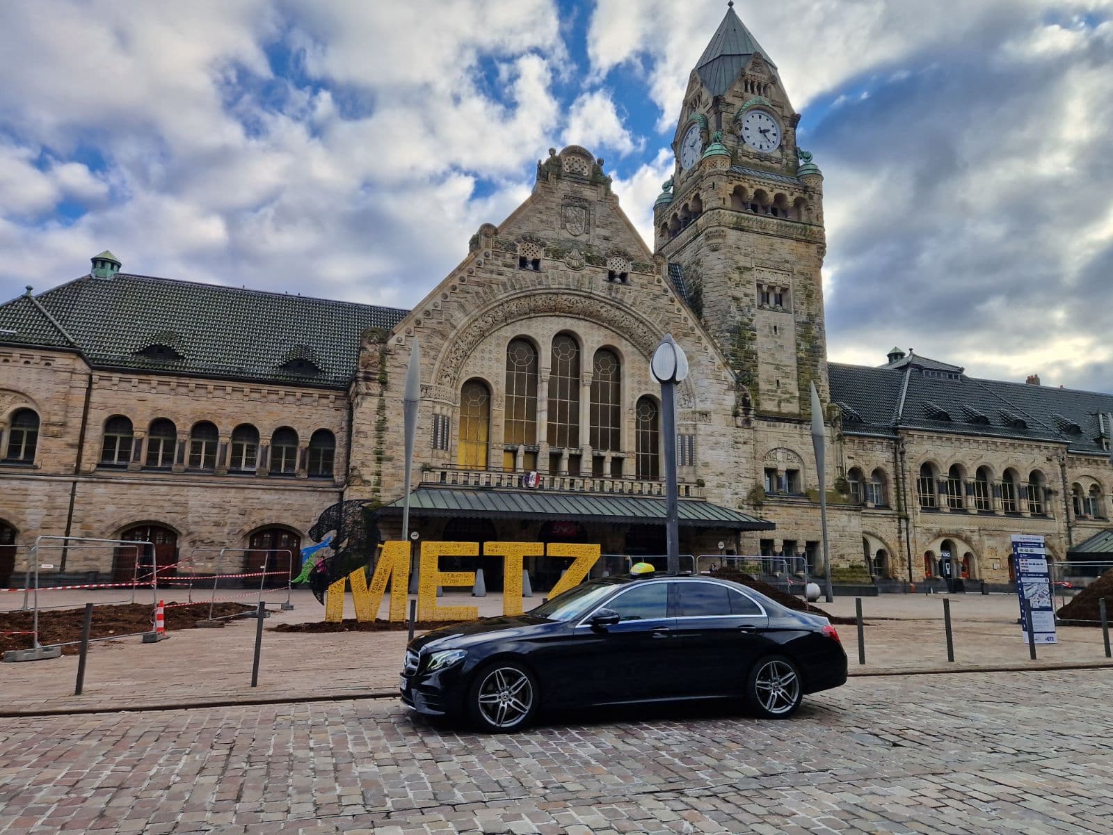Véhicule du taxi Metz garé en ville